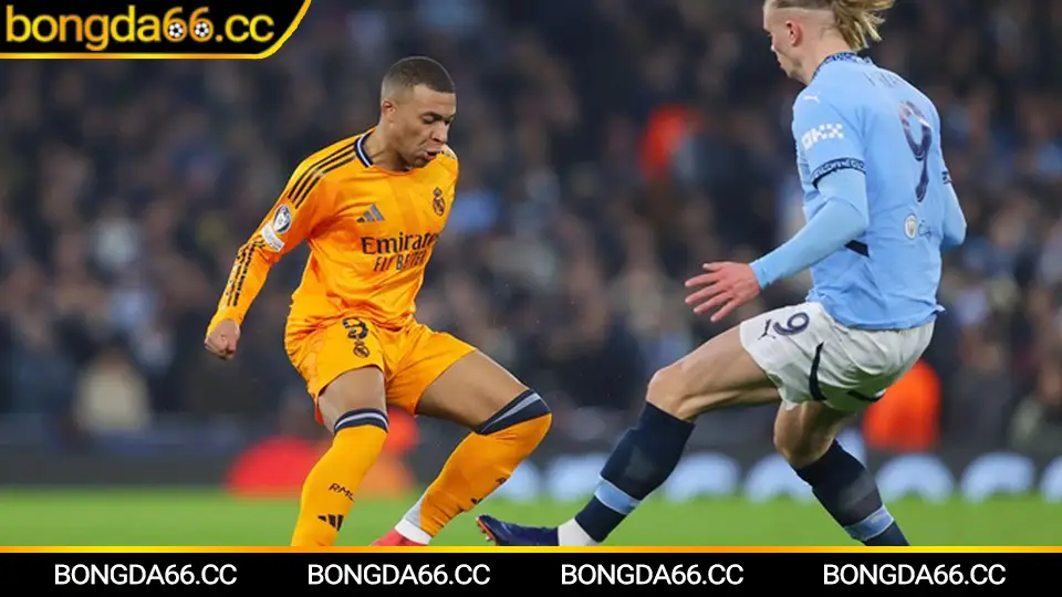 Huấn luyện viên Kim Pan-gon chỉ đạo đội tuyển bóng đá quốc gia Malaysia trong buổi tập